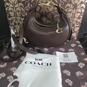 NWT Coach Jonie hobo bag in glovetanned leather.  CR508 B4/Maple. Authentic.